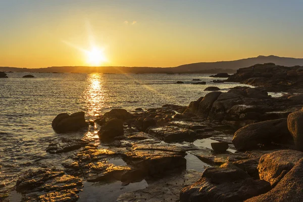 Skalnaté Pobřeží Ostrova Arousa Zlatý Západ Slunce — Stock fotografie