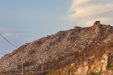 Eski ve terk edilmiş top bataryaları Cape Silleiro Dağı yamacında