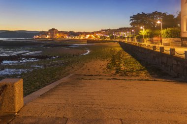 Plaj ve tahta, gece Vilagarcia de Arousa kentindeki Carril Köyü