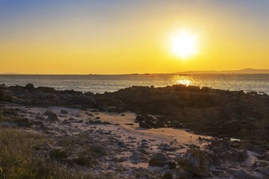 Golden sunset kıyı Rock'ta Arousa Adası