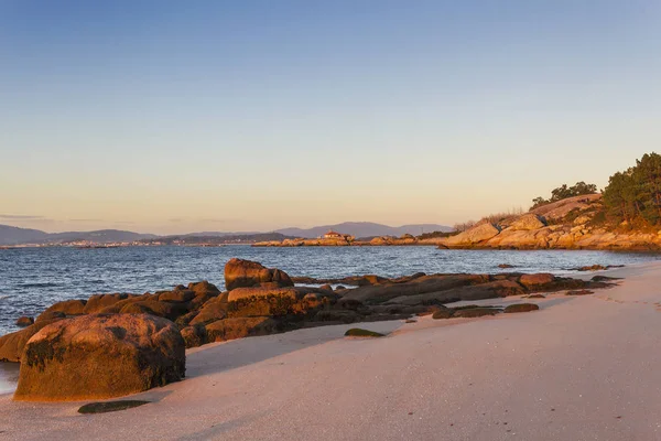 Pobřežní Skály Pláži Oblasti Secada Majáku Punta Cabalo Pozadí Arousa — Stock fotografie