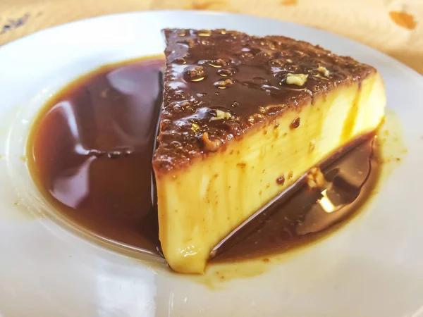 Flan Huevo Con Salsa Caramelo Servido Como Postre Plato Blanco — Foto de Stock