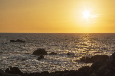 Corrubedo Cape kıyı şeridi üzerinden Atlantik Okyanusu on Golden sunset