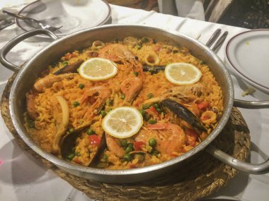 Pirinci tencerede hizmet deniz ürünleri ile