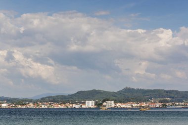 Vilanova de Arousa Lobeira Dağı ve yaz cumulonimbus altında