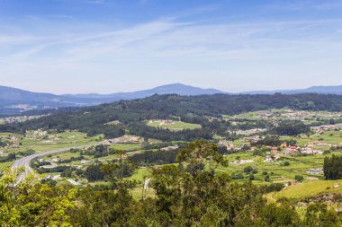 Üzüm bağları, tarım arazileri köy ve orman Salnes Vadisi panoramik görünüm