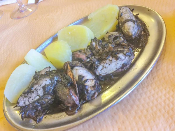Cuttlefish Seu Molho Tinta Preta Com Batatas Servidas Bandeja Metal — Fotografia de Stock