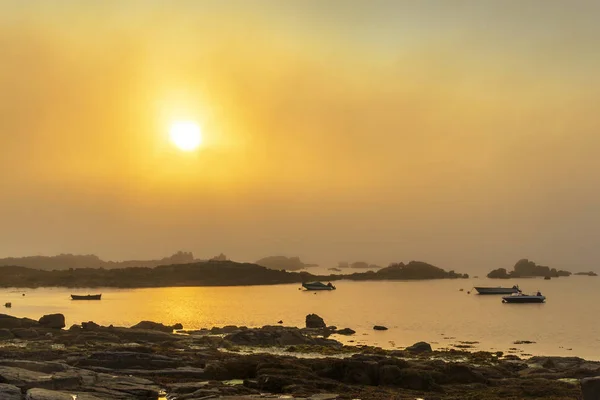 Ukotvené Lodě Espinheiro Pláži Zlatý Mlhavé Západ Slunce Arousa Island — Stock fotografie