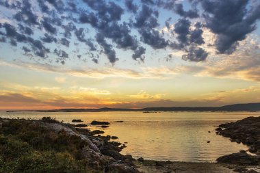 Kayalar ve alacakaranlıkta Arousa Adası'Quilma kıyısında küçük plaj