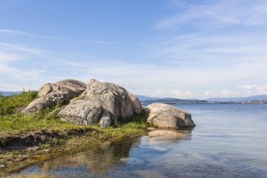 Kayalar Arousa sahil adadan suya tanıttı