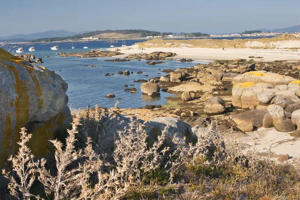 Spiaggia Uno Yacht Ancorato Sull Isola Areoso — Foto Stock