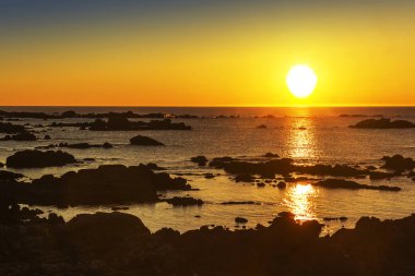 San Vicente O Grove Casteneira plaj altın gün batımında kıyı kayalar
