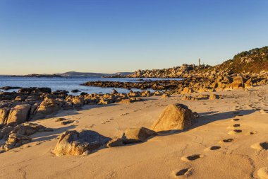 Kayalık sahil Pateiro pointwith Castinheira onun fener beach O Grove San Vicente