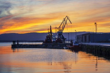 Vilagarcia de Arousa ticari Harbor renkli alacakaranlıkta Ramal dock