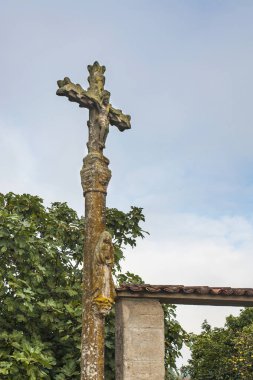 Geleneksel taş sokakları bulunan Galiçya izdiham üzerinde çapraz