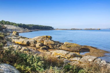Arousa ada Punta Cabalo Cape den kayalık sahil şeridi