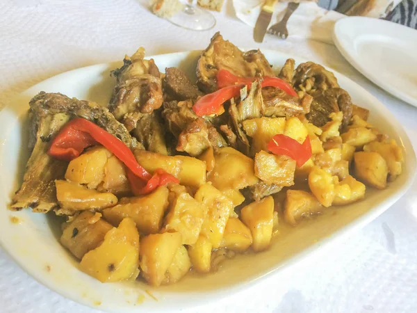 Cordeiro Assado Com Batatas Pimenta Servida Bandeja Porcelana — Fotografia de Stock