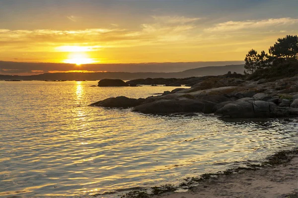 Pláže Skalnaté Pobřeží Arousa Island Při Západu Slunce — Stock fotografie