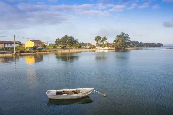 Anchored Boat Coron Beach Vilanova Arousa — Stock Photo, Image