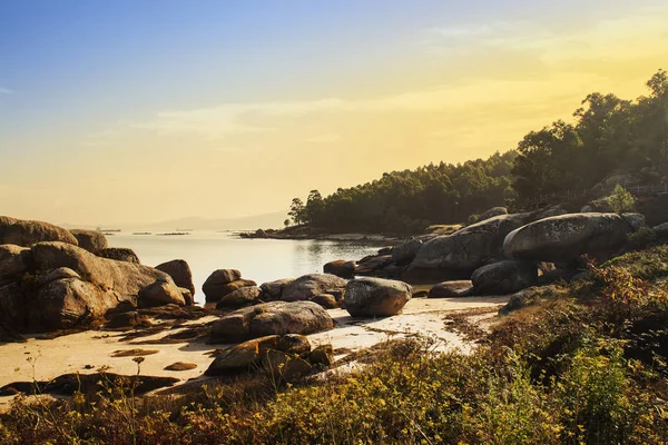 Pobřežní Útesy Pláž Faro Arousa Island Mlhavé Svítání — Stock fotografie