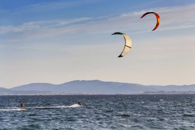 İki kitesurfers Arousa koyda yelken