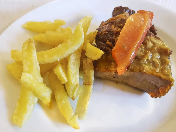 Carne Cozida Com Batatas Fritas Servidas Prato Porcelana — Fotografia de Stock