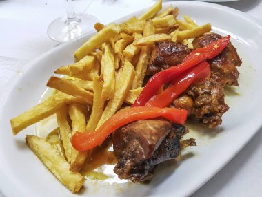 Ücretsiz aralığı tavuk kızartması bir porselen tepsi üzerinde hizmet ile komposto