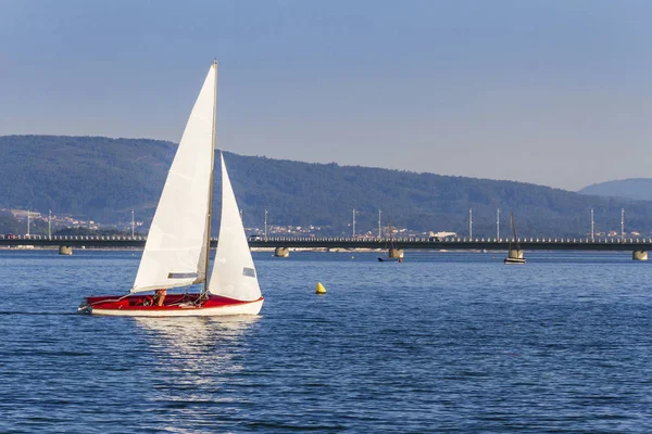 Żaglówkę Żeglarstwo Arousa Island Bridge Tle — Zdjęcie stockowe