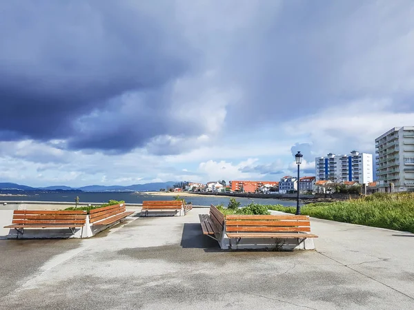 Bancos Paseo Marítimo Vilanova Arousa Bajo Cielo Tormentoso Nublado — Foto de Stock