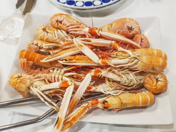 Kokta Scampi Som Serveras Fyrkantiga Porslin Bricka — Stockfoto