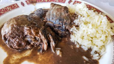 Taşemen pilav ile bordelaise sos