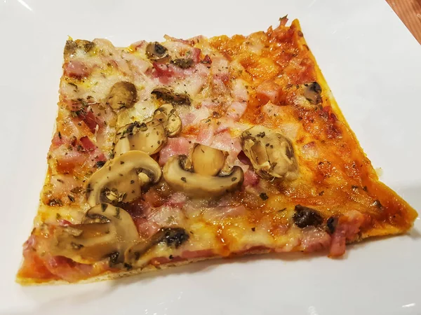 Кусок пиццы — стоковое фото