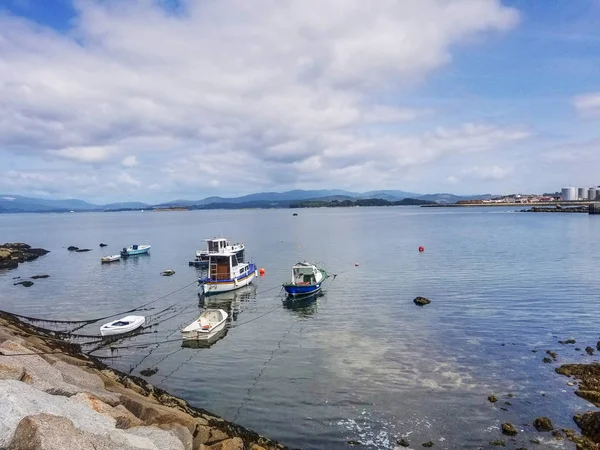 Якорные лодки на море — стоковое фото