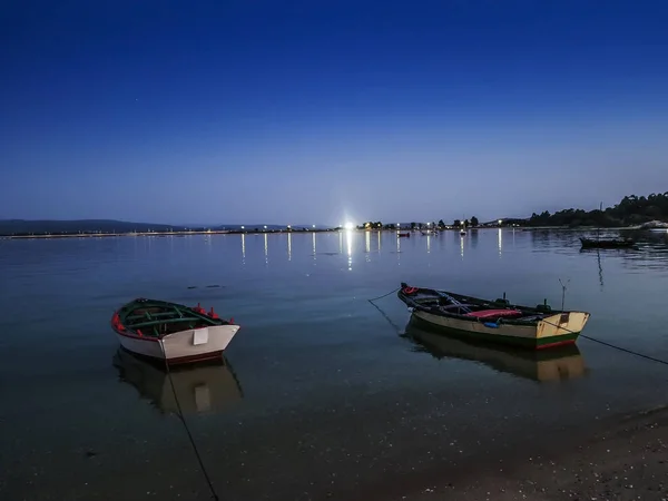 Dos barcos de pesca al atardecer — Foto de Stock