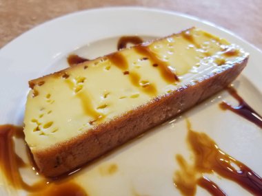 Karamel soslu bir parça yumurta kreması.