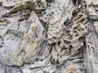 Duvarın arka planı ve dokusu gri travertin süslemeli taşla inşa edilmiş.