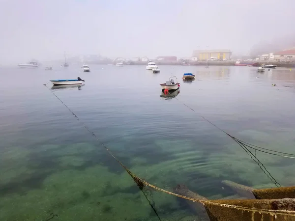 Barcos Anclados Puerto Pesquero Xufre Niebla Isla Arousa Galicia España — Foto de Stock