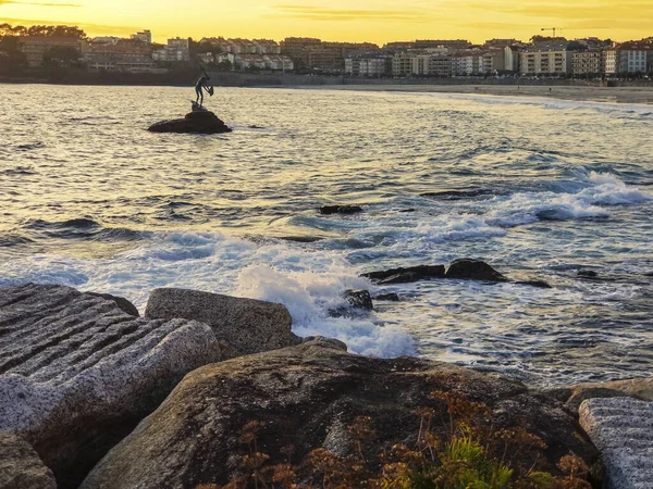 Akşamleyin Sanxenxo Şehrinde Kıyı Kayalarına Çarpan Dalgalar — Stok fotoğraf