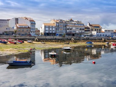 Arousa Adası Köyü 'nün sahil ve kıyı şeridinde iki balıkçı teknesi ve iki balıkçı teknesi var.
