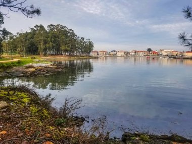 Vilanova de Arousa nehri boyunca ilerleyin.