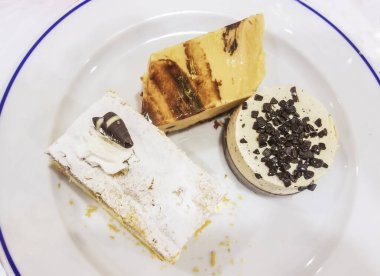 Bir tabakta tatlı olarak sunulan üç pasta