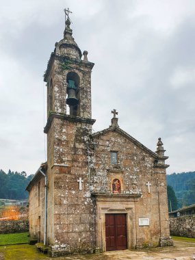 İspanya 'nın başkenti Galiçya' daki Covas Romanesk Kilisesi Santa Cristina 'nın cephesi ve çan kulesi.