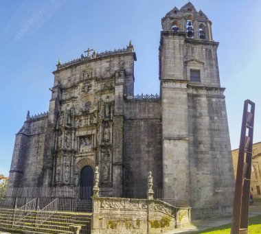 Pontevedra şehrinde, Saint Mary 'nin ön cephesi ve çan kulesi büyük platervari stil bazilikası.