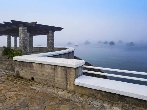 Anchored Boats Fog Arousa Island Boardwalk — Stock Photo, Image