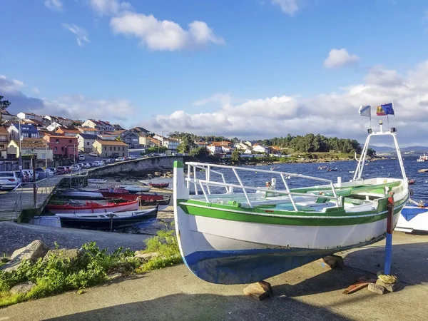 Weißes Traditionelles Dorna Boot Auf Der Rampe Des Marine Fischereihafens — Stockfoto