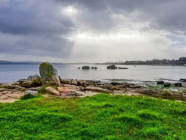 Hierba Verde Rocas Costeras Iluminadas Por Los Rayos Del Sol — Foto de Stock