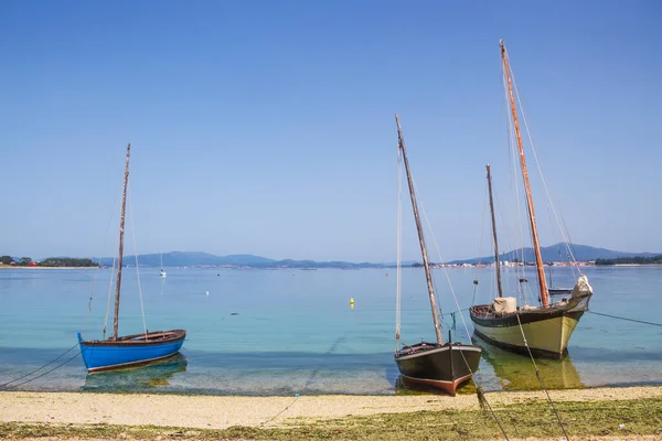 Три Традиционных Деревянных Парусника Пляже Острове Ароуса Галисия Испания — стоковое фото