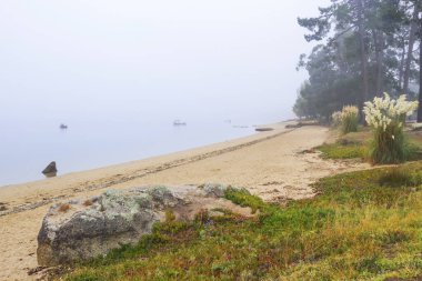 Vilanova de Arousa sahilindeki Sinas plajı sisli.