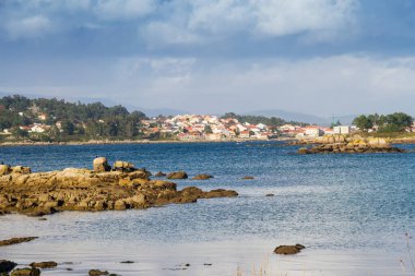 Kıyı kayalıkları ve Arousa Adası Köyü