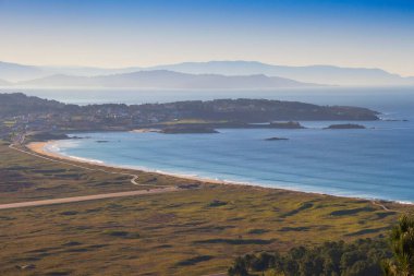 La Lanzada plajı ve Punta Faxilda pelerini havadan görünüyor.